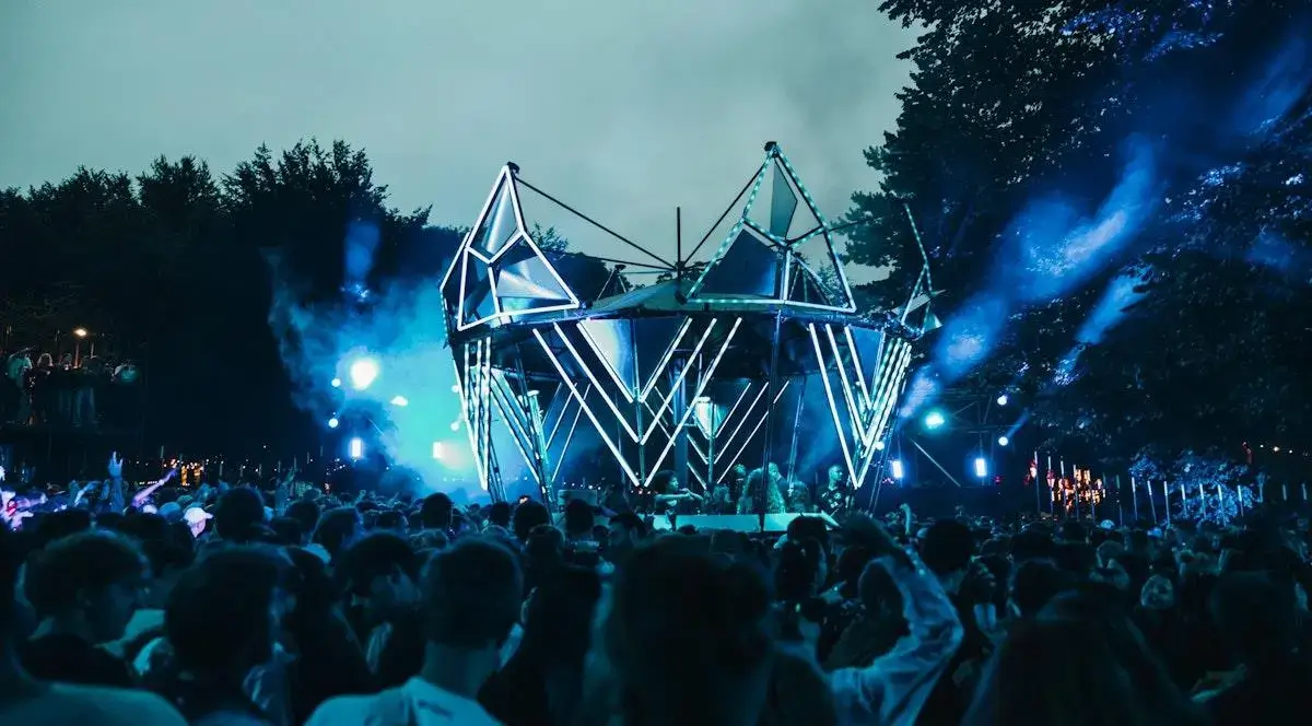 Group-Friendly Stays in Brussels: Why Comenstay Is Perfect for Music Festival Weekends